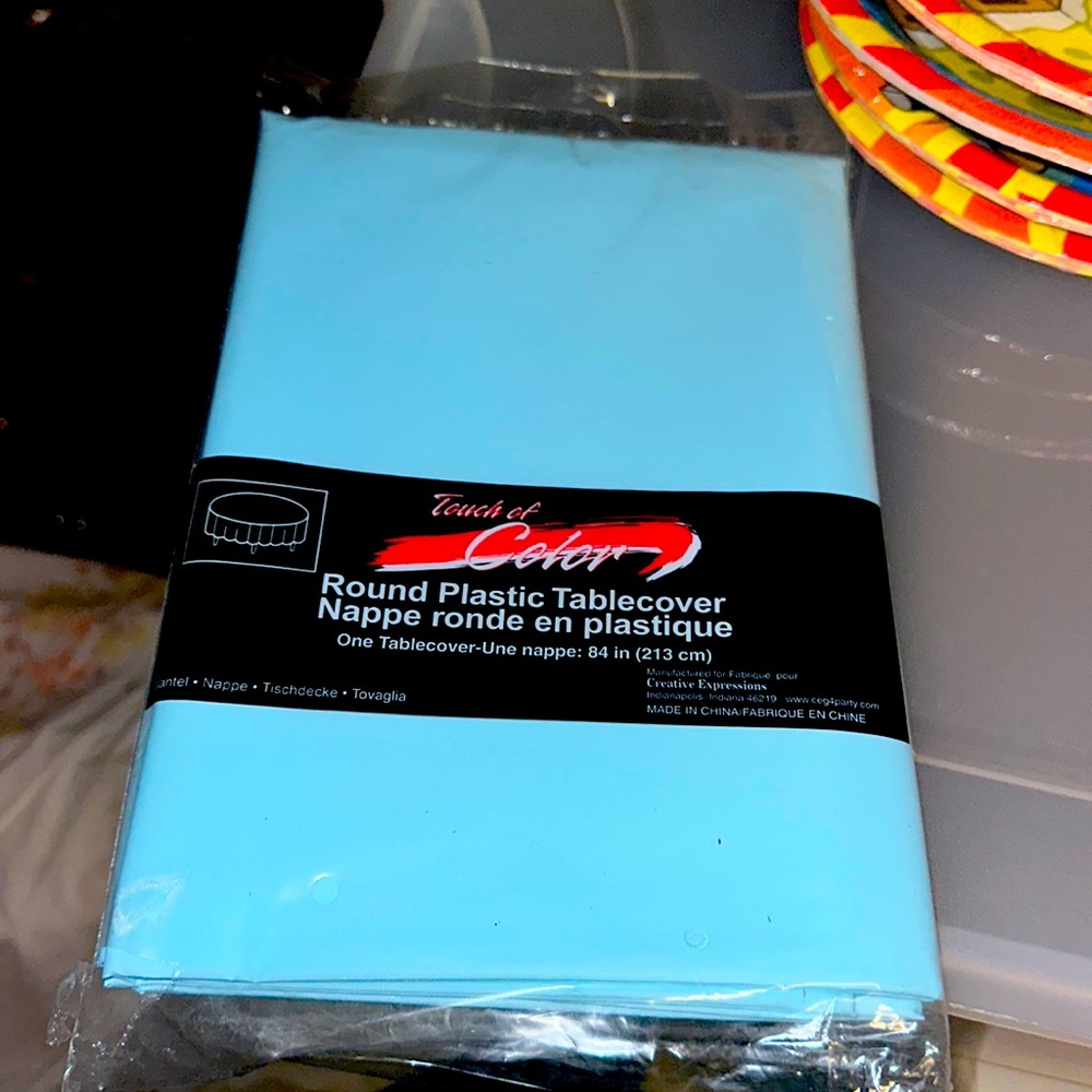 Please understand this goes with 20 table clothes you get with this auction.